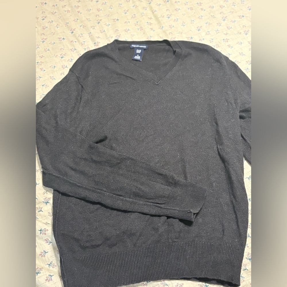 Soft gray gap V neck sweater ￼